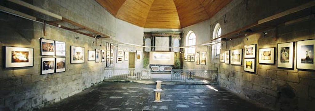 Vue de l'exposition "périple oriental" à la chapelle Lann-Groëz à Erdeven