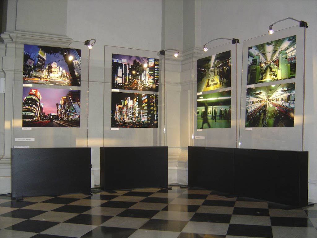Vue de l'exposition "néons nippons" aux MEP à Paris